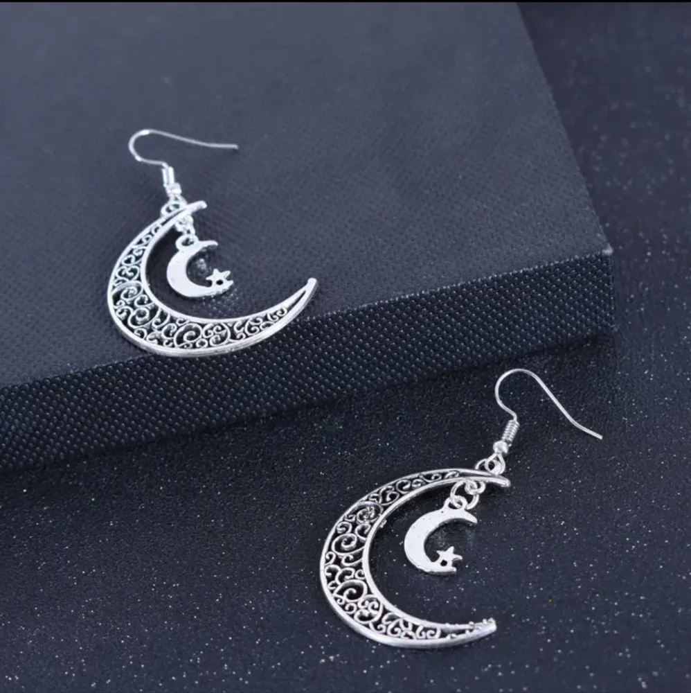 Vintage Fashion Earrings Hollow Star Moon Earrings Women's Earrings - Picture 4 of 5